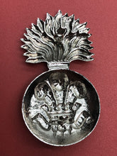 Charger l&#39;image dans la galerie, British Army WW1 Welsh Fusiliers Cap Badge

