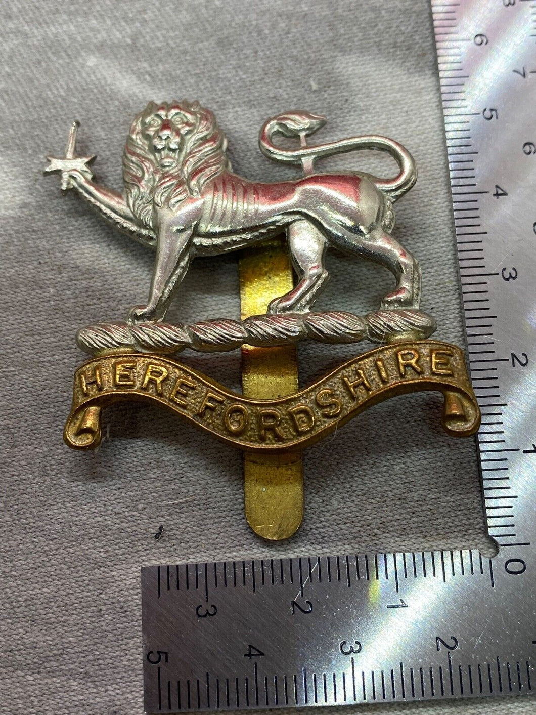 British Army WW1/ WW2 Hertfordshire Regiment Cap Badge