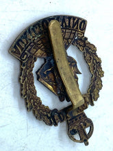 Load image into Gallery viewer, British Army WW1 DRAKE Regiment Royal Naval Division Cap Badge
