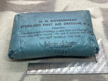 Charger l&#39;image dans la galerie, Original British Army First Aid Bandage in Paper Packet - 1941 Dated
