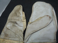 Load image into Gallery viewer, Original WW2 Pattern British Army White Camouflaged Gloves / Gunners Mittens
