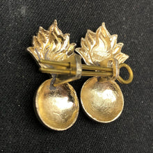 Charger l&#39;image dans la galerie, Original British Collar Badge Pair - Royal Artillery - The Militaria Shop
