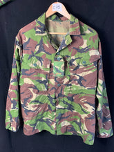 Charger l&#39;image dans la galerie, Genuine British Army DPM Camouflaged Woodland Jacket - 170/96
