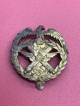 Charger l&#39;image dans la galerie, Genuine Kuwait Army Cap Badge
