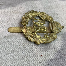 Load image into Gallery viewer, Original WW2 British Army Royal Armoured Corps Cap Badge
