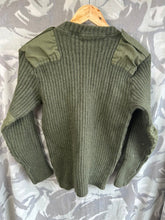 Lade das Bild in den Galerie-Viewer, Echter schwerer Pullover aus olivgrünem Jersey für Herren der britischen Armee – Größe 4 – 86,4 cm Brustumfang 
