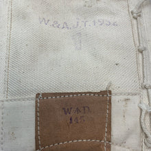 Lade das Bild in den Galerie-Viewer, Original British Army / Royal Navy White 37 Pattern Spats / Gaiters- Well Marked
