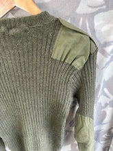 Charger l&#39;image dans la galerie, Genuine British Army Man&#39;s Heavy Jersey Olive Drab Pull Over - Size 2- 32&quot; Chest
