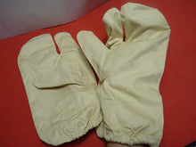 Load image into Gallery viewer, Original WW2 British Army Gunners Winter White Gloves - Dated 1942
