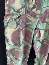 Lade das Bild in den Galerie-Viewer, Original British Army 1968 Pattern Combat DPM Trousers - 30&quot; Waist
