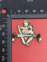 Charger l&#39;image dans la galerie, Original WW1 British Army Cap Badge - Royal Ulster Rifles - Kings Crown
