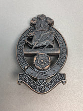 Charger l&#39;image dans la galerie, Genuine British Army The Prince of Wales Royal Regiment Cap Badge
