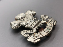 Charger l&#39;image dans la galerie, Original WW2 British Army The Welsh Regiment Cap Badge
