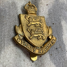 Lade das Bild in den Galerie-Viewer, Original WW2 British Army Cyprus Regiment Cap Badge
