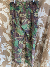 Charger l&#39;image dans la galerie, British Army DPM Camouflaged Temperate Trousers - 75/80/96 - Vintage Clothing
