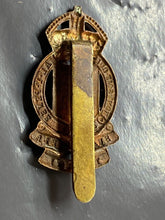 Load image into Gallery viewer, Original WW1 / WW2 British Army Royal Army Ordnance Corps Cap Badge
