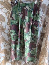 Lade das Bild in den Galerie-Viewer, Britische Armee DPM Camouflage Hose für gemäßigte Temperaturen - 72/84/100 - Vintage Kleidung
