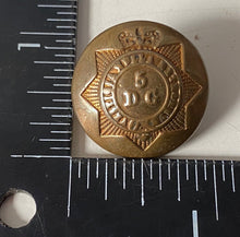 Charger l&#39;image dans la galerie, Victorian Crown 5 Dragoon Guards brass tunic button - approx 24mm / 1 inch.
