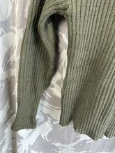 Charger l&#39;image dans la galerie, Genuine British Army Man&#39;s Heavy Jersey Olive Drab Pull Over - Size 1- 30&quot; Chest
