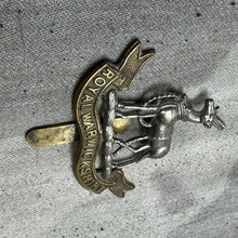 Charger l&#39;image dans la galerie, Original WW2 British Army Cap Badge - Royal Warwickshire Regiment
