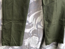 Charger l&#39;image dans la galerie, Genuine British Army Olive Green Lightweight Fatigue Combat Trousers - 75/80/96
