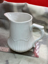 Lade das Bild in den Galerie-Viewer, Original Vintage Crested China Ware Cup - Isle of Wight
