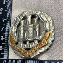 Charger l&#39;image dans la galerie, Original WW2 British Army Northamptonshire Regiment Cap Badge
