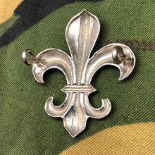 Load image into Gallery viewer, Original British Army WW2 Collar Badge - Manchester Regiment - The Militaria Shop
