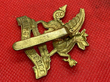 Lade das Bild in den Galerie-Viewer, Original WW1 / WW2 British Army Brenockshire Regiment Cap Badge

