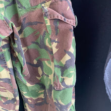 Lade das Bild in den Galerie-Viewer, Originale leichte DPM-Kampfhose im Camouflage-Stil der britischen Armee, Größe 75/68/84 
