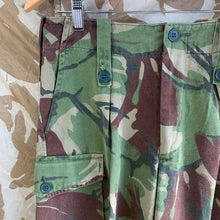 Lade das Bild in den Galerie-Viewer, Britische Armee DPM Camouflage Hose für gemäßigte Temperaturen - 72/84/100 - Vintage Kleidung
