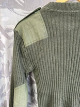 Charger l&#39;image dans la galerie, Genuine British Army Man&#39;s Heavy Jersey Olive Drab Pull Over - Size 1- 30&quot; Chest
