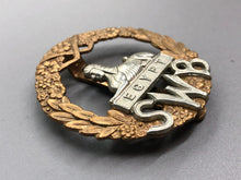 Charger l&#39;image dans la galerie, Original WW2 British Army South Wales Borderers Regiment Cap Badge
