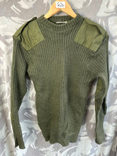 Charger l&#39;image dans la galerie, Genuine British Army Man&#39;s Heavy Jersey Olive Drab Pull Over - Size 33&quot; Chest
