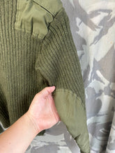 Charger l&#39;image dans la galerie, Genuine British Army Man&#39;s Heavy Jersey Olive Drab Pull Over - Size 32&quot; Chest
