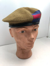 Lade das Bild in den Galerie-Viewer, Original Khaki-Regiments-Barettmütze des British Army Guards Regiments – Größe 59 cm 
