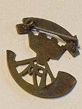 Load image into Gallery viewer, Original WW1 / WW2 British Army - Somerset Light Infantry Sweetheart Brooch
