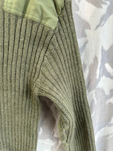 Charger l&#39;image dans la galerie, Genuine British Army Man&#39;s Heavy Jersey Olive Drab Pull Over - Size 2- 32&quot; Chest
