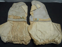 Load image into Gallery viewer, Original WW2 Pattern British Army White Camouflaged Gloves / Gunners Mittens
