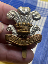 Charger l&#39;image dans la galerie, Original WW1 / WW2 British Army The Welsh Regiment Cap Badge
