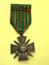 Lade das Bild in den Galerie-Viewer, Originale französische Croix du Guerre-Medaille aus dem 1. Weltkrieg – 1914–1916 mit MiD und Stern 
