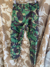 Lade das Bild in den Galerie-Viewer, Britische Armee DPM Camouflage Hose für gemäßigte Temperaturen - 75/80/96 - Vintage Kleidung
