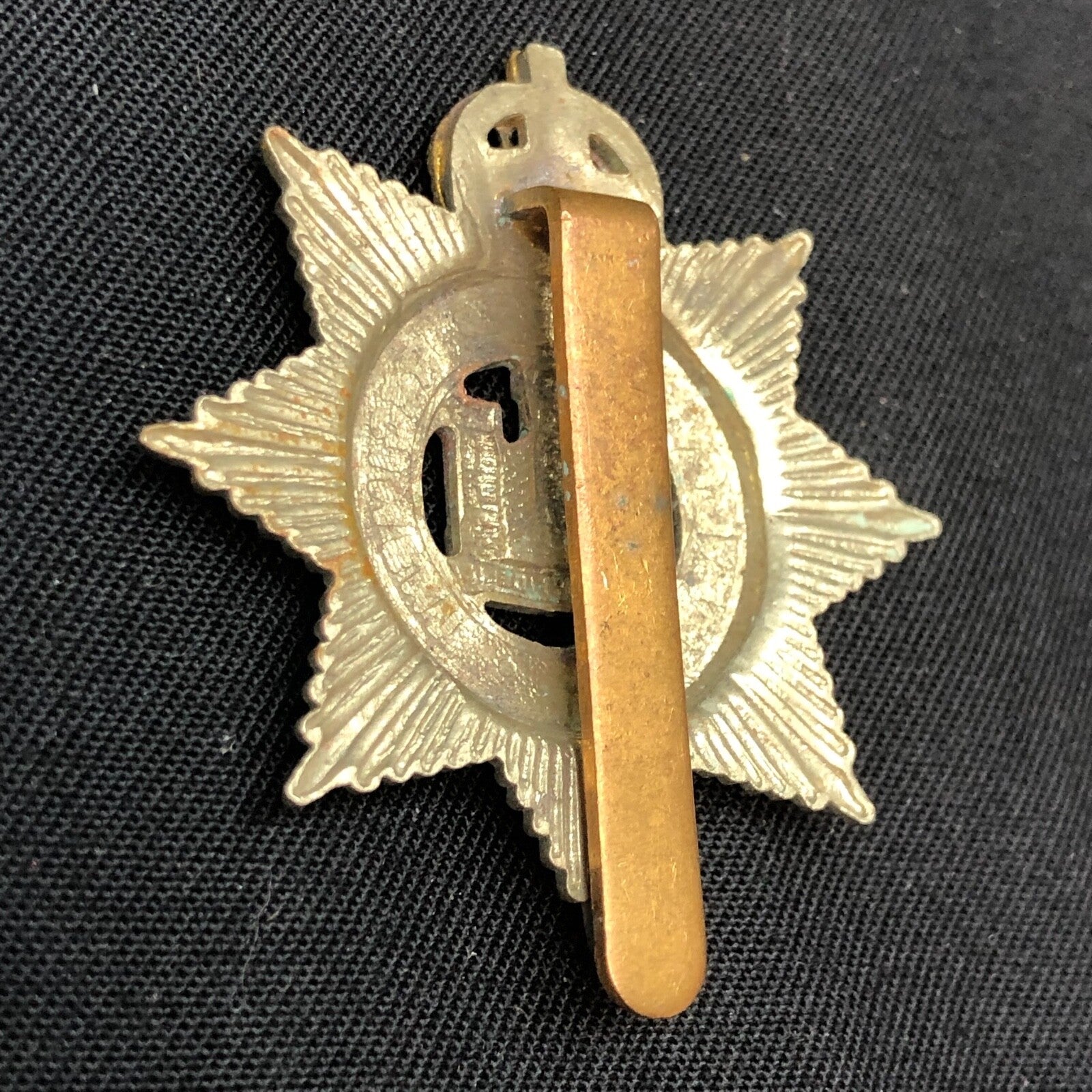 Original British Army WW1 / WW2 The Devonshire Regiment Cap Badge - The Militaria Shop