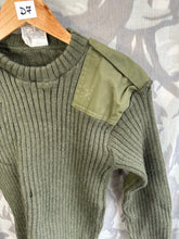 Charger l&#39;image dans la galerie, Genuine British Army Man&#39;s Heavy Jersey Olive Drab Pull Over - Size 1- 30&quot; Chest
