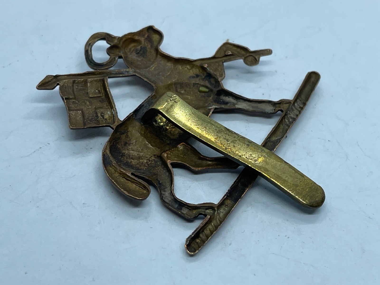Original British Army WW1 / WW2 Queen's (Royal West Surrey) Regiment Cap Badge - The Militaria Shop