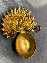 Charger l&#39;image dans la galerie, Original WW1 / WW2 British Army - Grenadier Guards Cap Badge
