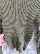 Lade das Bild in den Galerie-Viewer, Genuine British Army Man&#39;s Heavy Jersey Olive Drab Pull Over - Size 2- 32&quot; Chest
