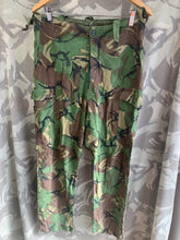 Charger l&#39;image dans la galerie, British Army DPM 1968 Pattern Camouflaged Combat Trousers - Size 32&quot; Waist
