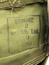 Charger l&#39;image dans la galerie, Original WW2 British Army Assault Lightwieght Gas Mask Bag
