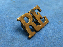 Load image into Gallery viewer, Original WW1 / WW2 Brass British Army Shoulder Title - RE Royal Engineers
